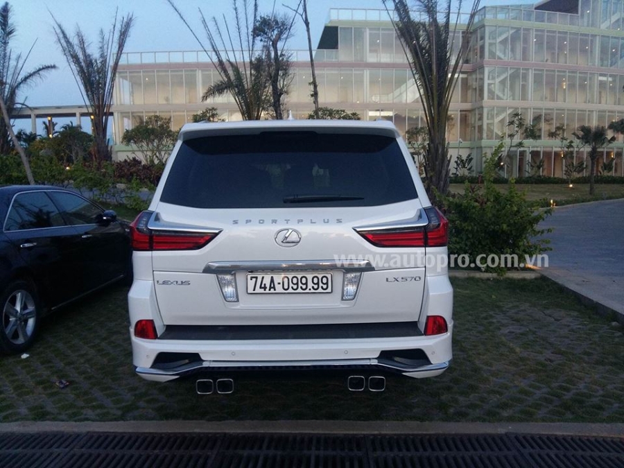  Phần đuôi xe với điểm nhấn là dòng chữ Sport Plus nằm giữa hai đèn hậu. Phía dưới còn có một thanh nẹp chạy dài và được mạ crôm sáng loáng. 
