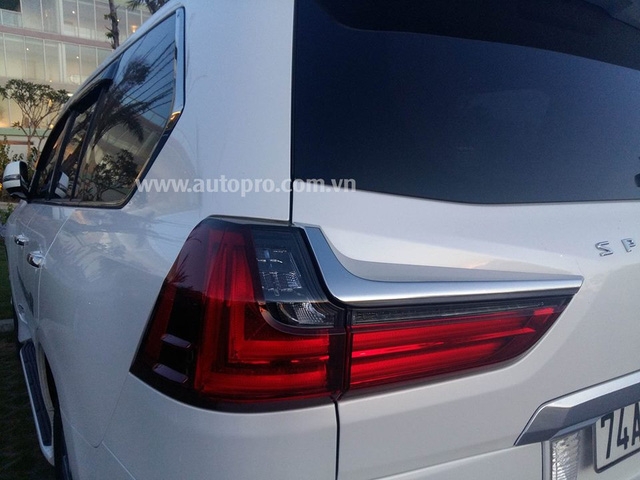  Lexus LX570 2016 còn được trang bị nhiều chức năng hấp dẫn như tính năng hỗ trợ vượt qua địa hình khó khăn Crawl Control, tính năng hỗ trợ vào cua Turn Assist, hệ thống điều chỉnh độ cao chủ động Active Height Control,cho phép điều chỉnh thông minh độ cao gầm tại mỗi bánh giúp tối ưu hóa cân bằng của xe trên địa hình phức tạp, hay hệ thống treo tự động thích ứng Adaptive Variable Suspension liên tục điều chỉnh hệ số giảm xóc khi lái, giúp chiếc SUV vận hành êm ái. 