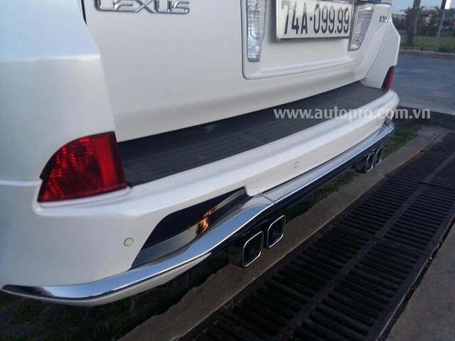 Tại thị trường Việt Nam, Lexus LX570 2016 khi ra mắt 2015 với giá 5,6 tỷ Đồng, sau ngày 11/7 xe có mức giá 8 tỷ Đồng, tăng 2,4 tỷ Đồng. Giới nhập khẩu tư nhân vẫn chào hàng phiên bản Sport Plus của chiếc SUV hạng sang là 6,2 tỷ Đồng trước ngày 11/7. 