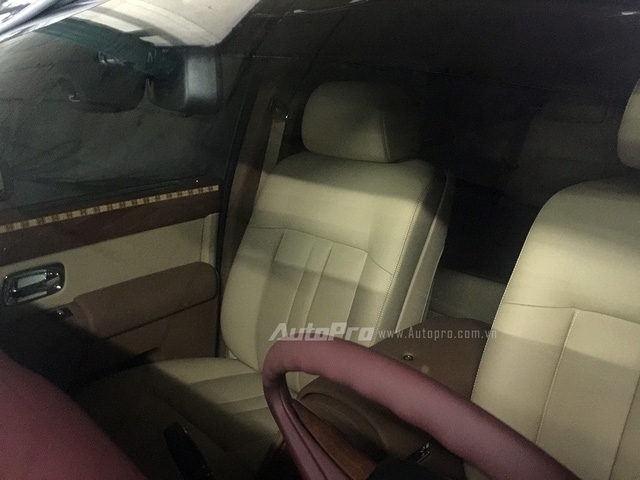 Nội thất bên trông chiếc xe Rolls-Royce Phantom Peace & Glory nổi bật với nét vẽ chạy dọc cửa sổ được nối lại từ nhiều chữ H. 