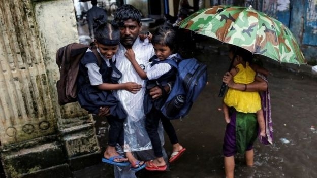  Ấn Độ đang hứng chịu lũ lụt ở nhiều nơi do mưa lớn kéo dài. Ảnh: Reuters 