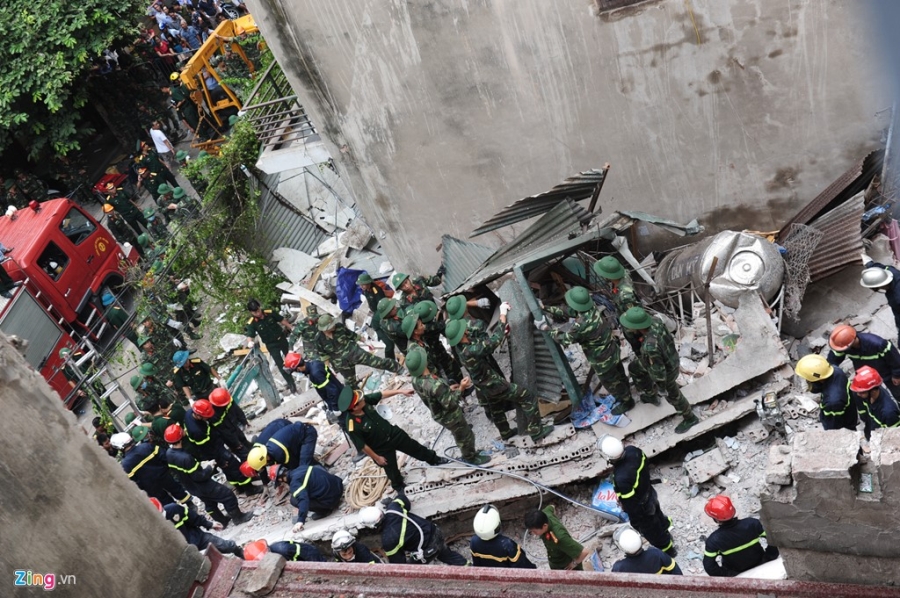 8 gio giai cuu nan nhan vu sap nha o trung tam Ha Noi hinh anh 4