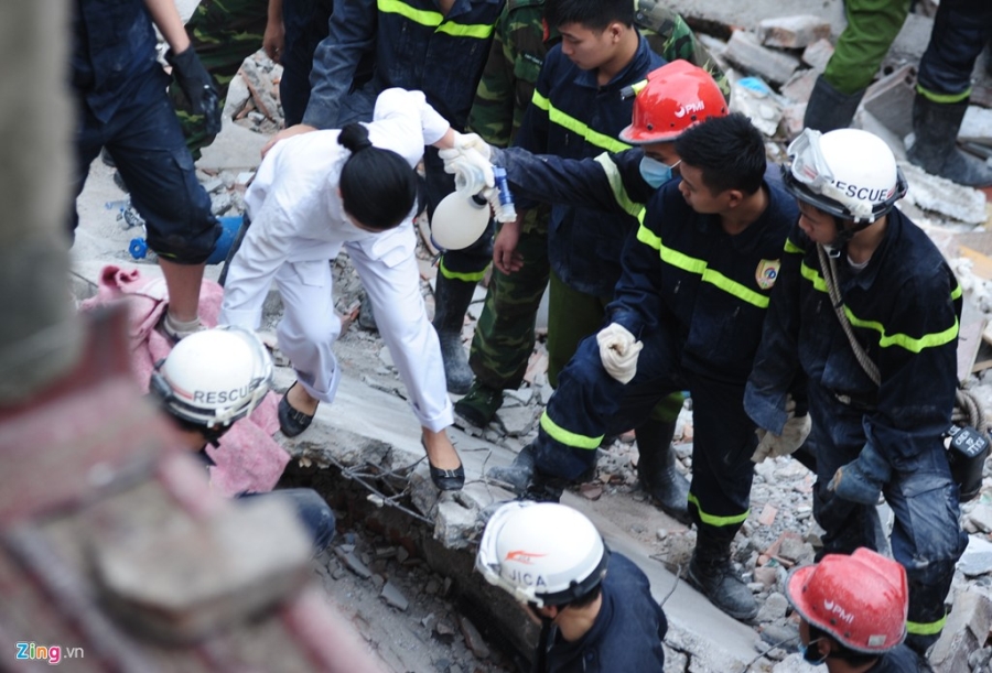 8 gio giai cuu nan nhan vu sap nha o trung tam Ha Noi hinh anh 12