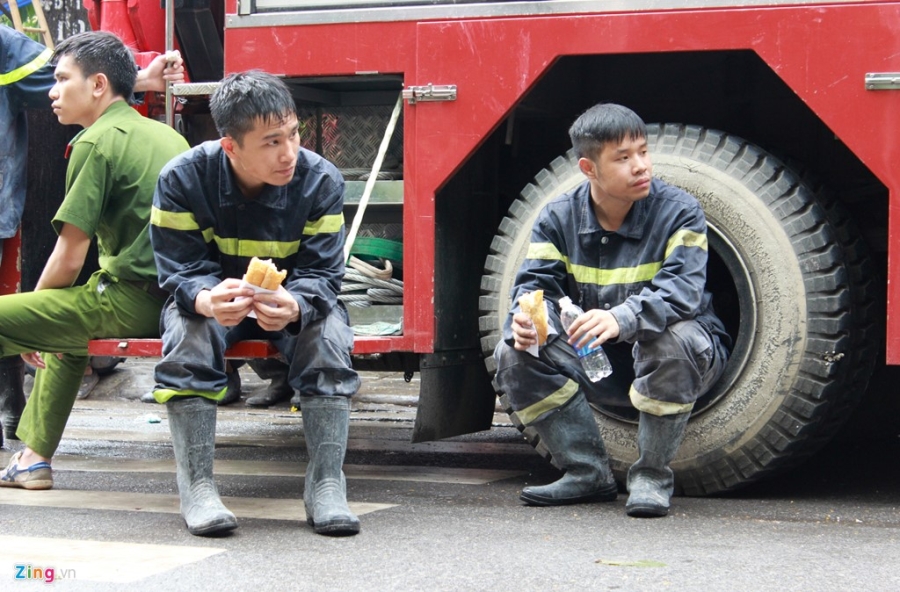 8 gio giai cuu nan nhan vu sap nha o trung tam Ha Noi hinh anh 17