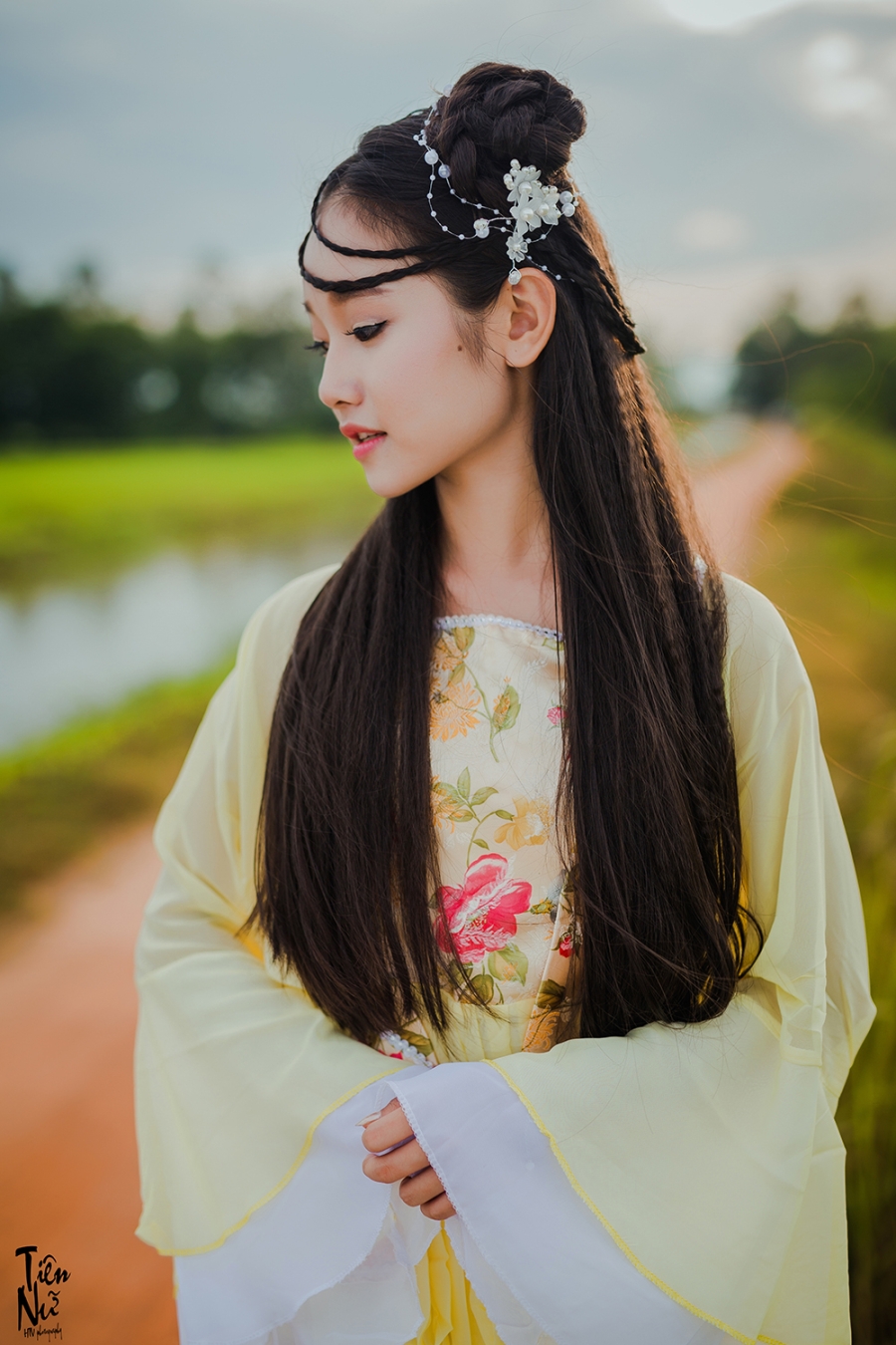 Nhân vật chính trong ảnh là Nguyễn Ngọc Anh Thư sinh năm 2001, là học sinh trường THPT Ba Gia, Quảng Ngãi.
