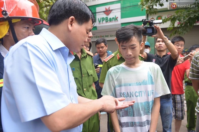 Hà Nội: Sập nhà 4 tầng giữa phố Cửa Bắc, đang giải cứu những người mắc kẹt - Ảnh 1.