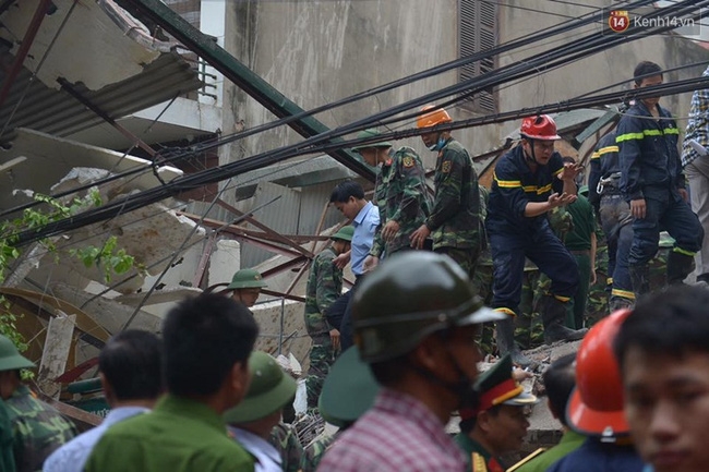 Hà Nội: Sập nhà 4 tầng giữa phố Cửa Bắc, đang giải cứu những người mắc kẹt - Ảnh 2.
