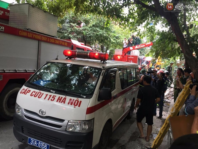 Hà Nội: Sập nhà 4 tầng giữa phố Cửa Bắc, đang giải cứu những người mắc kẹt - Ảnh 4.