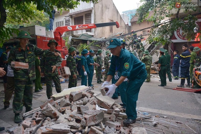 Hà Nội: Sập nhà 4 tầng giữa phố Cửa Bắc, đang giải cứu những người mắc kẹt - Ảnh 12.