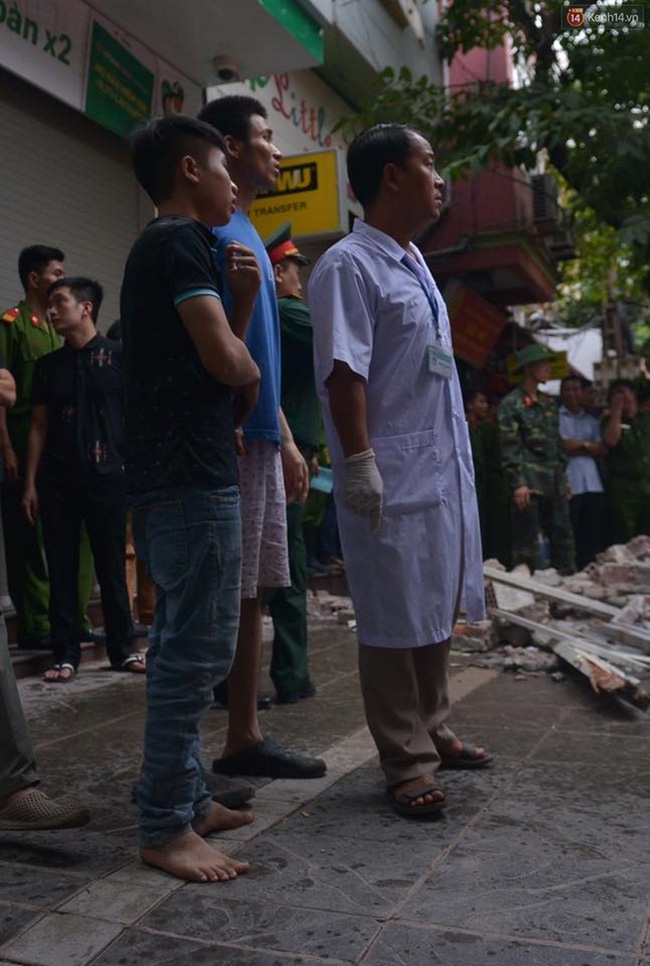 Hà Nội: Sập nhà 4 tầng giữa phố Cửa Bắc, đang giải cứu những người mắc kẹt - Ảnh 13.