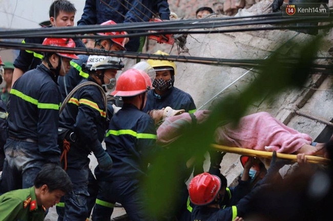 Hà Nội: Sập nhà 4 tầng giữa phố Cửa Bắc, vẫn còn 2 người mắc kẹt bên trong - Ảnh 1.