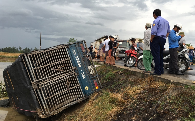 tai nạn giao thông, đường tránh TP Vinh, ô tô lật hàng loạt