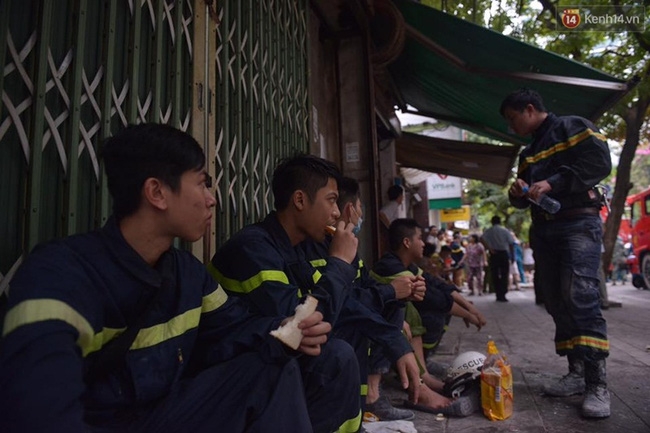 Hà Nội: Sập nhà 4 tầng giữa phố Cửa Bắc, 2 người tử vong - Ảnh 1.