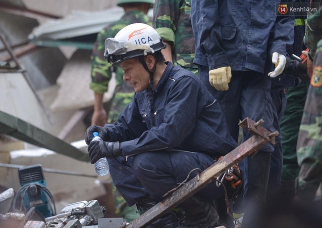 Hà Nội: Sập nhà 4 tầng giữa phố Cửa Bắc, 2 người tử vong - Ảnh 2.