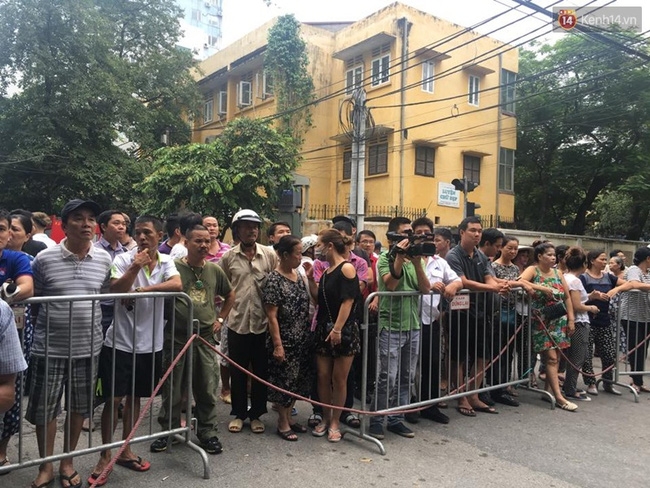 Hà Nội: Sập nhà 4 tầng giữa phố Cửa Bắc, thêm 1 nạn nhân được giải cứu trong tình trạng nguy kịch - Ảnh 2.