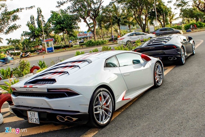 Hai chiec Huracan chinh hang dao pho Sai Gon hinh anh 2
