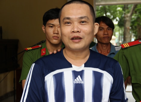 Khi thấy ống kính phóng viên, Kỳ cười và nói: Nhớ đăng ảnh tôi lên trang bìa.