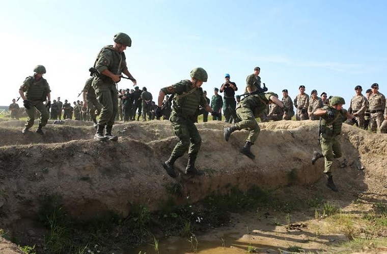 Tham quan thao truong linh thuy danh bo Nga-Trung tranh tai-Hinh-13