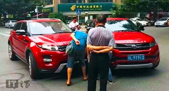 Xe nhai Range Rover Evoque va cham voi hang xin tren pho hinh anh 1