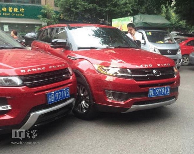Xe nhai Range Rover Evoque va cham voi hang xin tren pho hinh anh 2