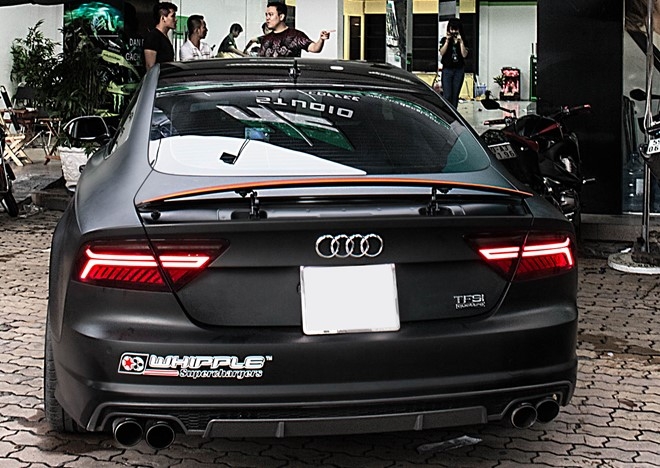 Audi A7 do kieu RS7, dan decal xam mo o Sai Gon hinh anh 4