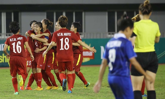  Niềm vui của các cô gái Việt Nam sau khi tìm được bàn gỡ hòa 1-1 