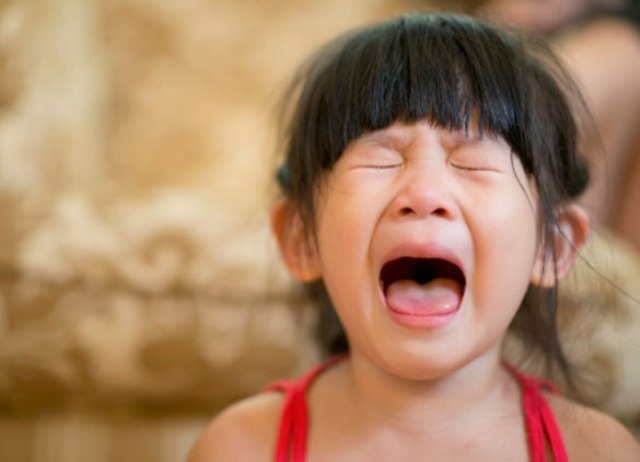 khủng hoảng tuổi lên ba, xử lý khủng hoảng tuổi lên ba, trẻ khóc dai, ăn vạ, dạy con, xử lý tình huống, chăm con, tuổi lên ba