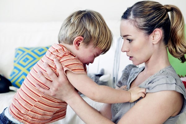 khủng hoảng tuổi lên ba, xử lý khủng hoảng tuổi lên ba, trẻ khóc dai, ăn vạ, dạy con, xử lý tình huống, chăm con, tuổi lên ba