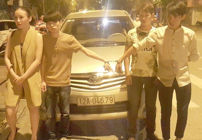 Chan nhom 9X vuot 150 km dua ma tuy vao bar hinh anh 1