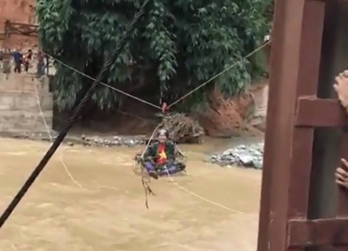 Lào Cai: Cận cảnh mạo hiểm đu dây vào cứu trợ đồng bào bị cô lập - Ảnh 1