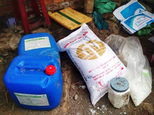 Số hóa chất dùng để xử lý da heo. Ảnh: H.A
