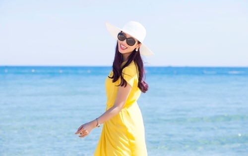 A hau Thu Huong goi y trang phuc di bien hinh anh 2
