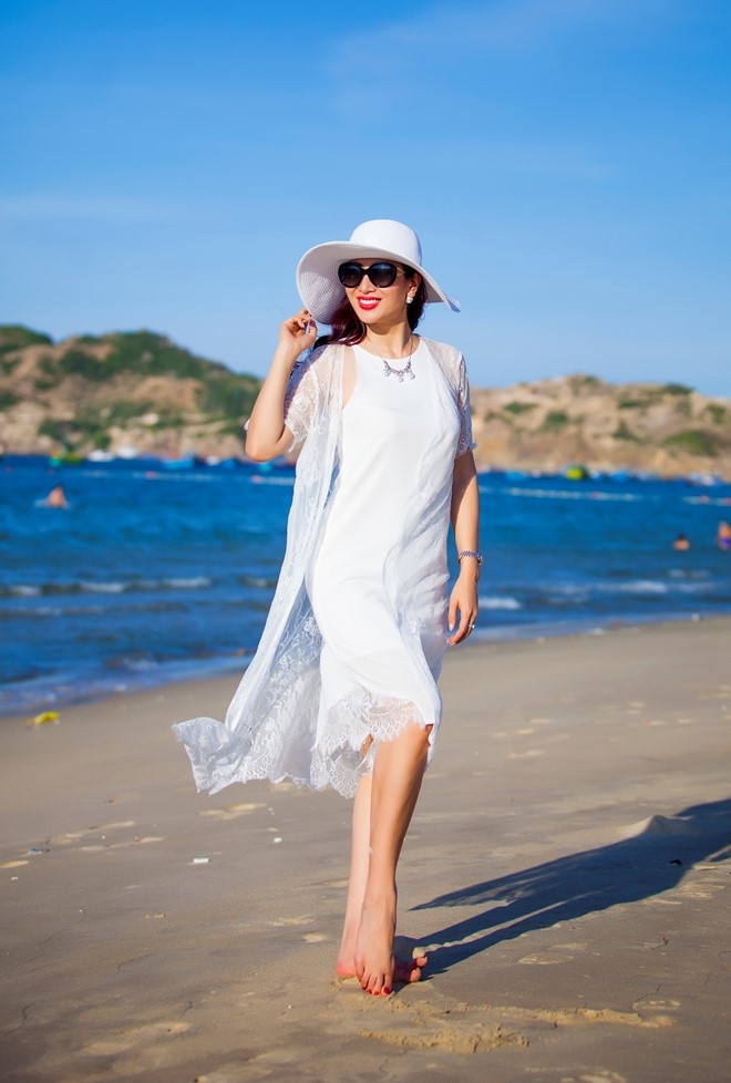 A hau Thu Huong goi y trang phuc di bien hinh anh 7