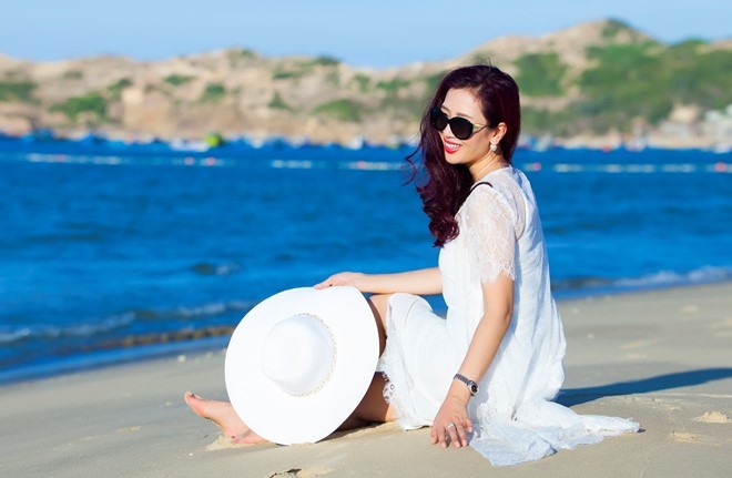 A hau Thu Huong goi y trang phuc di bien hinh anh 8
