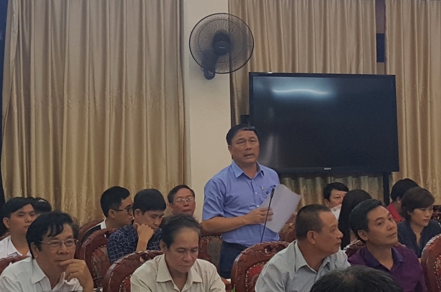 Hội trường nóng khi bầu Đệ cướp diễn đàn để phát biểu ý kiến.