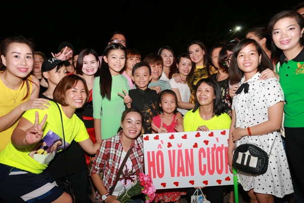 ho-van-cuong-duoc-ham-mo-cuong-nhiet-khi-lan-dau-di-dien-1
