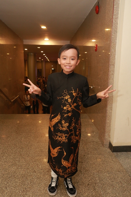 ho-van-cuong-duoc-ham-mo-cuong-nhiet-khi-lan-dau-di-dien-3