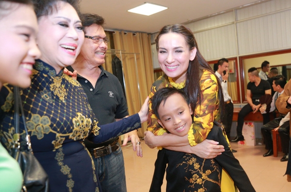 ho-van-cuong-duoc-ham-mo-cuong-nhiet-khi-lan-dau-di-dien-6