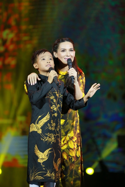 ho-van-cuong-duoc-ham-mo-cuong-nhiet-khi-lan-dau-di-dien-8