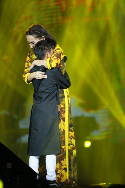 ho-van-cuong-duoc-ham-mo-cuong-nhiet-khi-lan-dau-di-dien-9