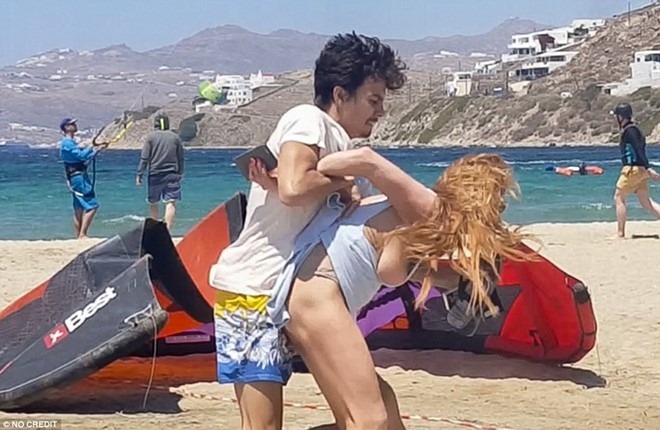 Them loat anh Lindsay Lohan bi hon phu danh giua bai bien hinh anh 4