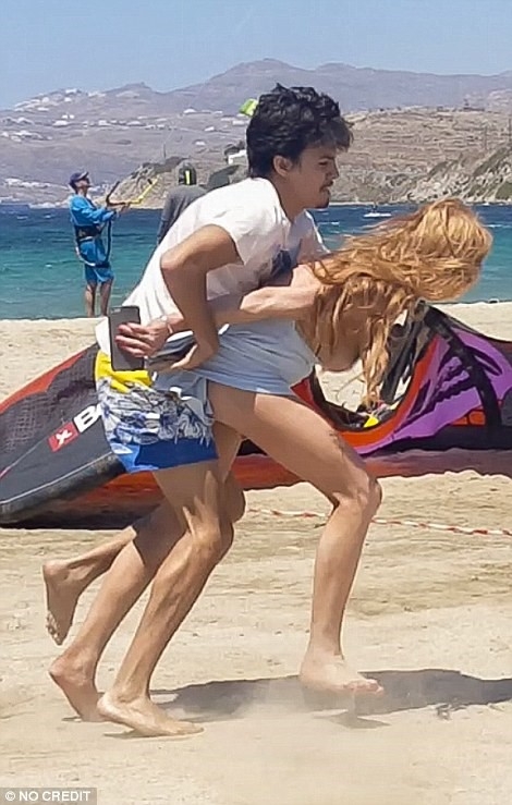 Them loat anh Lindsay Lohan bi hon phu danh giua bai bien hinh anh 5