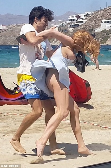 Them loat anh Lindsay Lohan bi hon phu danh giua bai bien hinh anh 6