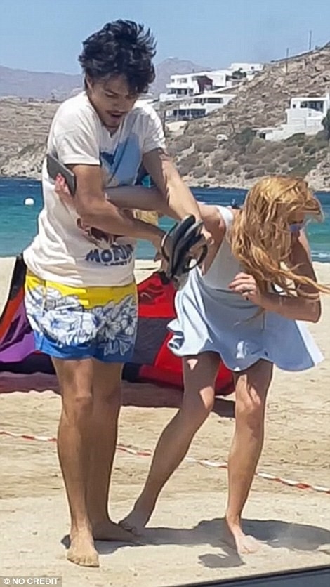 Them loat anh Lindsay Lohan bi hon phu danh giua bai bien hinh anh 7