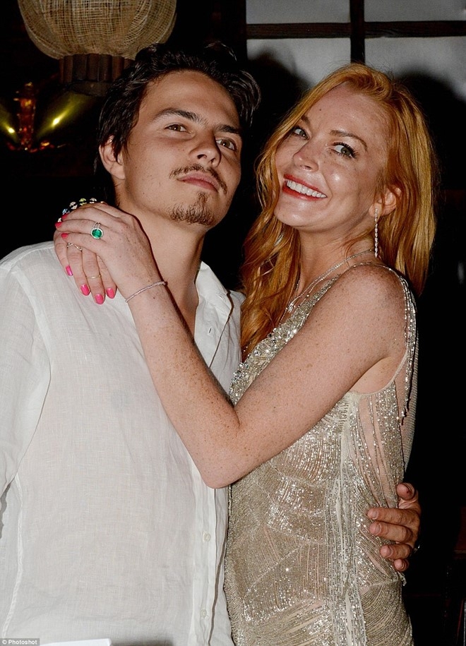 Them loat anh Lindsay Lohan bi hon phu danh giua bai bien hinh anh 9