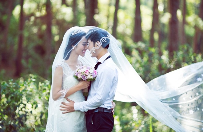  Ngày nay, nhiều đám cưới diễn ra khi cô dâu đang có bầu, hoặc đã có con. Song nếu thương yêu nhau thực sự thì việc tổ chức đám cưới vào lúc nào không còn quá quan trọng mà hơn hết, cả hai cùng hạnh phúc và vun đắp gia đình. Ảnh minh họa. 