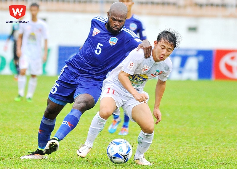Minh Vương (áo trắng) đã trưởng thành rất ở mùa giải thứ 3 tham dự V.League. Ảnh: AT.