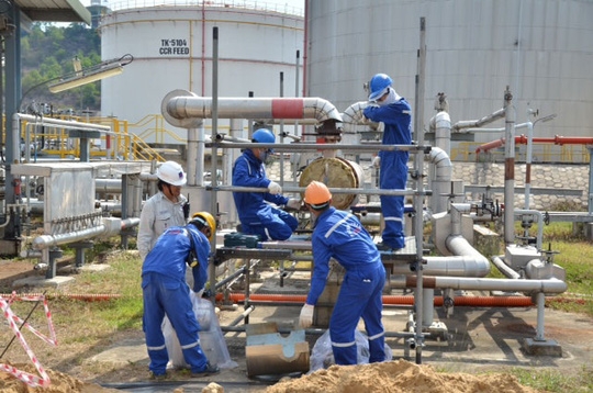 Bảo dưỡng dây chuyền sản xuất tại Nhà máy Lọc dầu Dung Quất Ảnh: TỬ TRỰC