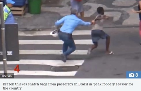 Hãi hùng clip cướp tấn công du khách giữa ban ngày ở Rio de Janeiro - ảnh 2
