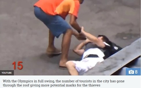 Hãi hùng clip cướp tấn công du khách giữa ban ngày ở Rio de Janeiro - ảnh 4